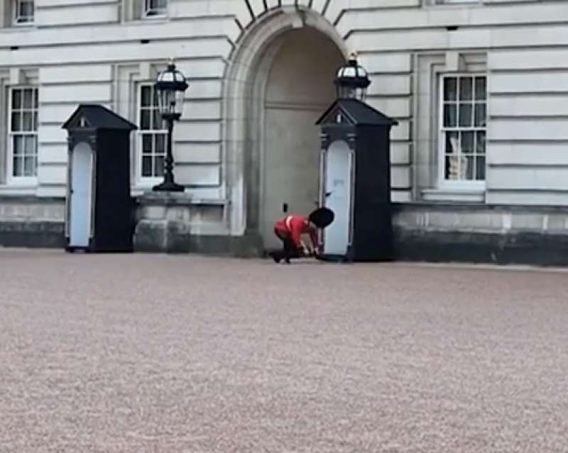 LA GUARDIA REALE DELLA REGINA CADE DAVANTI A BUCKINGHAM PALACE.