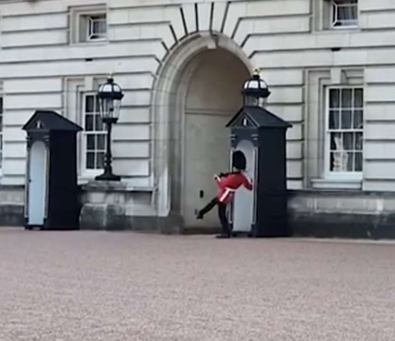 LA GUARDIA REALE DELLA REGINA CADE DAVANTI A BUCKINGHAM PALACE