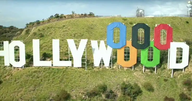 la scritta hollywood riadattata per le olimpiadi 