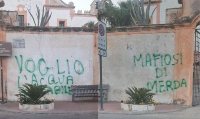 le scritte davanti al municipio di cinisi 1