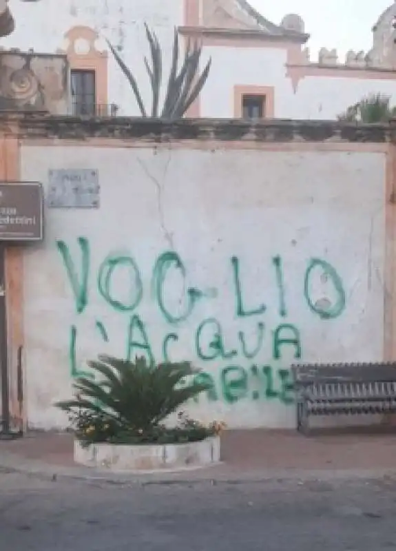 le scritte davanti al municipio di cinisi  2