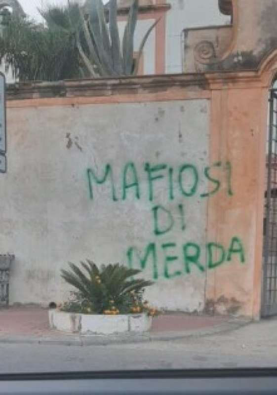 le scritte davanti al municipio di cinisi 3