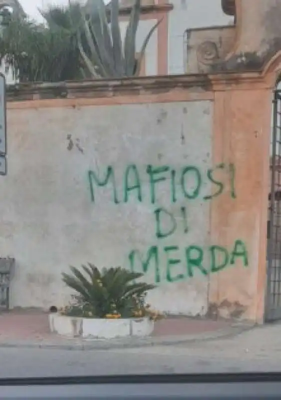 le scritte davanti al municipio di cinisi  3