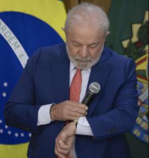 lula controlla l ora sul suo cartier