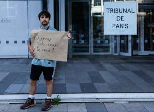 Manifestante davanti al tribunale di Parigi per Pavel Durov