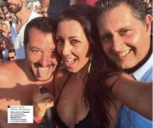 matteo salvini e giovanni toti con la vocalist aryfashion al papeete agosto 2016