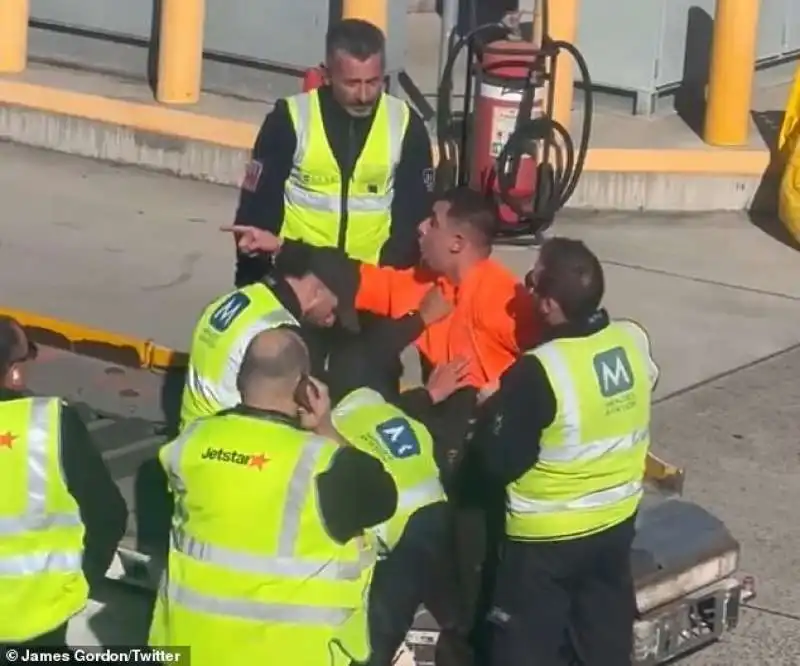 melbourne, passeggero apre portellone dell'aereo appena atterrato  2