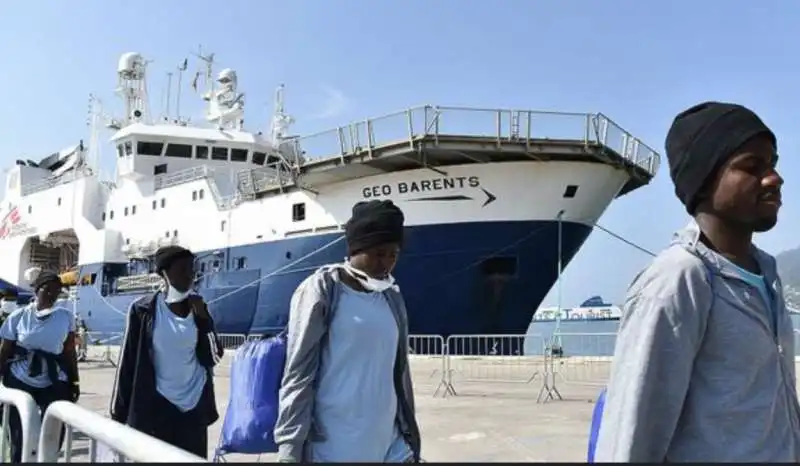 migranti scendono dalla geo barents   medici senza frontiere