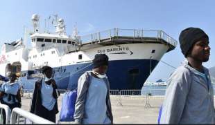 migranti scendono dalla geo barents medici senza frontiere