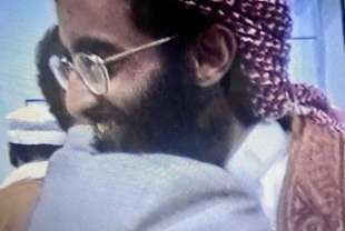 omar al bayoumi abbraccia anwar al awlaki