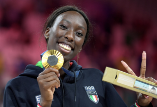 PAOLA EGONU CON LA MEDAGLIA D ORO - OLIMPIADI PARIGI