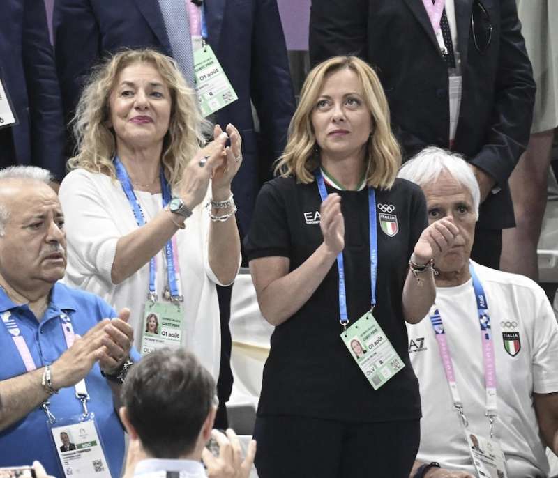 patrizia scurti e giorgia meloin a parigi 2024