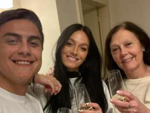 paulo dybala con la moglie oriana e la madre alicia