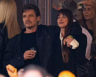 Pedro Pascal - dakota johnson ABBRACCIATI A LUGLIO 2024