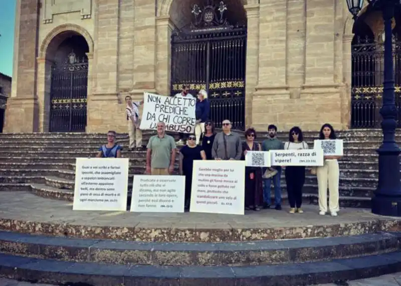 PROTESTA A ENNA CONTRO DUE PRETI COINVOLTI NELLA VICENDA DI DON GIUSEPPE RUGOLO