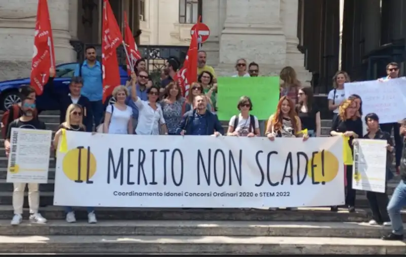 protesta degli insegnanti idonei del concorso 2020