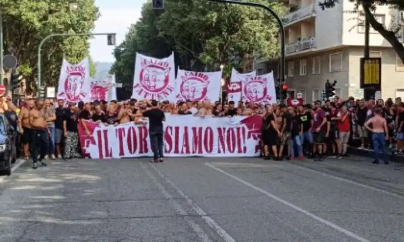 protesta dei tifosi del torino contro urbano cairo 