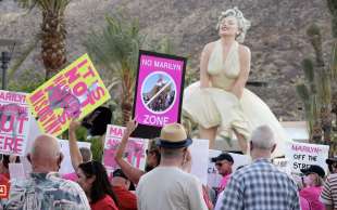 PROTESTE CONTRO LA STATUA DI MARILYN A PALM SPRINGS