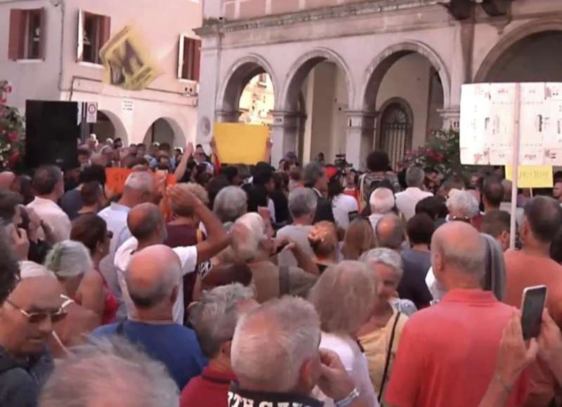 proteste contro luigi brugnaro a venezia