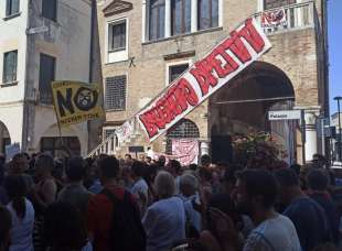 proteste contro luigi brugnaro a venezia 3