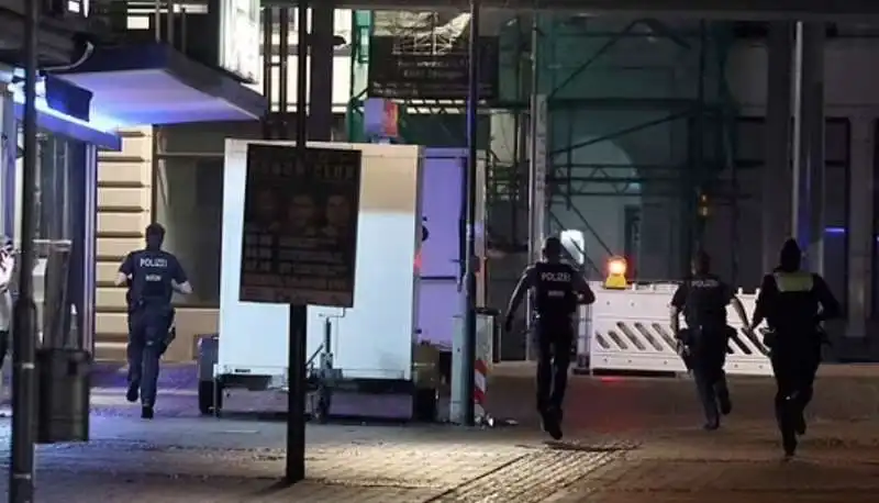 raid in un centro rifugiati dopo l attentato di solingen in germania   1