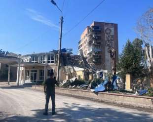 raid russo su un hotel di kramatorsk in ucraina 6