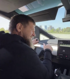 Ramzam Kadyrov con il suv Cybertruck regalato da elon musk