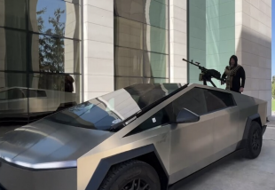 Ramzam Kadyrov con il suv Cybertruck regalato da elon musk