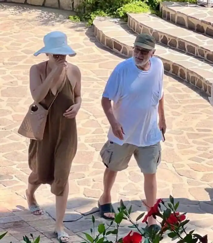 ROBERT DE NIRO A ISCHIA CON LA MOGLIE TIFFANY CHEN