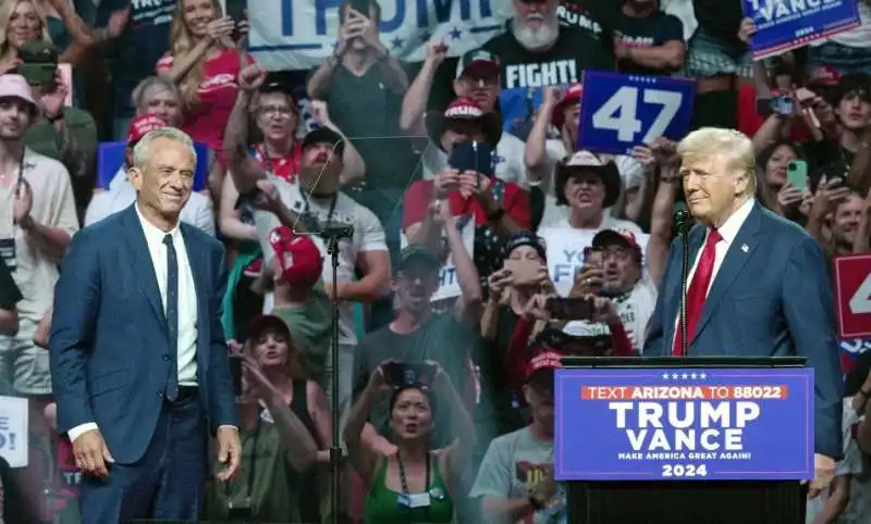 robert f. kennedy jr con donald trump in arizona  3