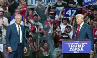 robert f. kennedy jr con donald trump in arizona 3