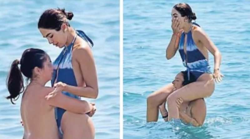 ROCIO MUNOZ MORALES AL MARE CON LA FIGLIA LUNA E UN'AMICA