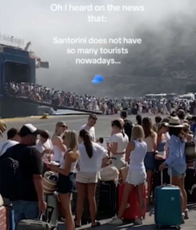 SANTORINI INVASA DAI TURISTI - CODE INFINITE PER PRENDERE IL TRAGHETTO