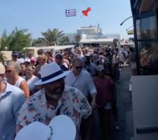 SANTORINI INVASA DAI TURISTI - CODE INFINITE PER PRENDERE IL TRAGHETTO