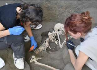 scheletro di donna ritrovato a pompei