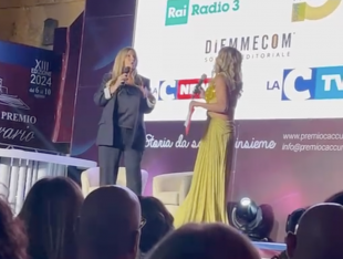 selvaggia lucarelli abbandona il palco al Premio Caccuri