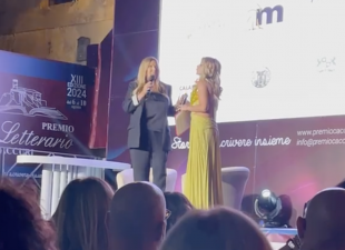 selvaggia lucarelli abbandona il palco al Premio Caccuri