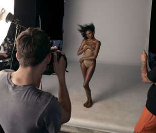 simone ashley backstage calendario pirelli 2025