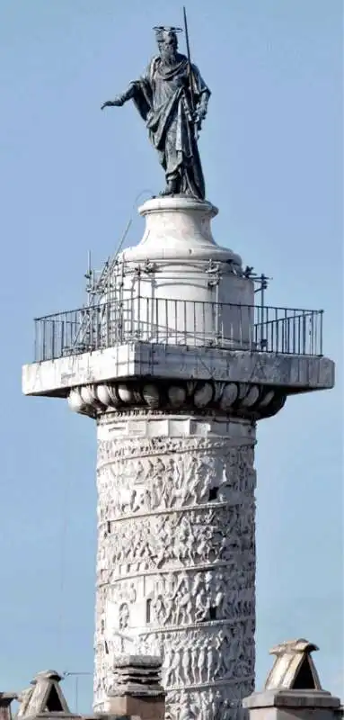 statua di san paolo in cima alla colonna di marco aurelio 