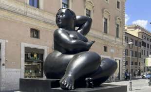 statue di fernando botero a roma 1