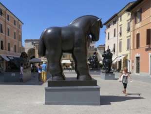 statue di fernando botero a roma 2