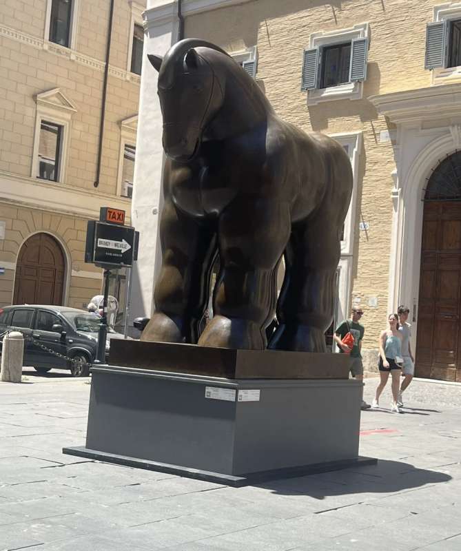 statue di fernando botero a roma 9