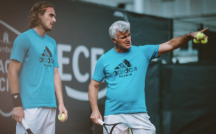 stefanos tsitsipas con il papa apostolos 1