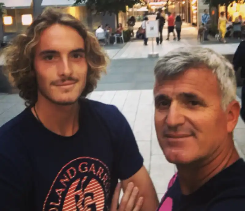 stefanos tsitsipas con il papa apostolos   2