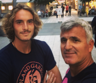 stefanos tsitsipas con il papa apostolos 2