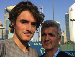 stefanos tsitsipas con il papa apostolos 3