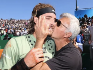 stefanos tsitsipas con il papa apostolos 4