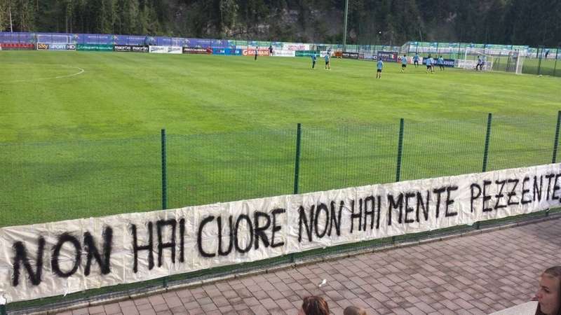 striscione dei tifosi della lazio contro claudio lotito