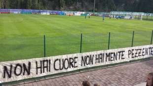 striscione dei tifosi della lazio contro claudio lotito