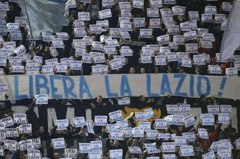 striscione dei tifosi della lazio contro claudio lotito